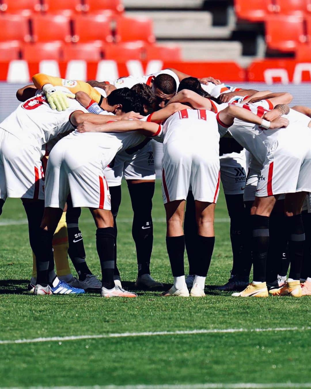 イヴァン・ラキティッチのインスタグラム：「Nunca te rindas! 💪🏼⚔️ #VamosMiSevilla #IvanRakitic @sevillafc」