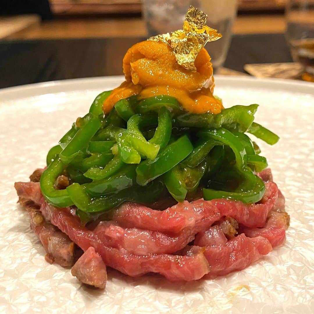 戸賀敬城さんのインスタグラム写真 - (戸賀敬城Instagram)「食べログ4.31！四川飯店にいらした菰田さんが起こしたモダンチャイニーズ、4000 Chinese Restaurantに、 ミシュラン★七鳥目の大将、川名君と、 七鳥目仲間、フラックス仲間の中尾さんと。  上海蟹(涙)  分厚い温かいチャーシュー。 ピータン豆腐までパーフェクト！  鶏のスープ。 浮き袋、干し帆立、干し椎茸、ツバメの巣を入れる。  まさかの青椒肉絲！ 混ぜて食べるんだよ。  鮑と松茸、ひたすら(涙)  毛鹿鮫のフカヒレをトリュフで(涙)とろける白菜も。  ここの北京ダックは皮だけじゃなく身も。 しかし、身までジューシー。  500gの伊勢海老！ 香りが凄い。味噌まで楽しめました。  〆は、肉ごろっごろの麻婆豆腐とチャーハンも(笑)  マンゴープリンには、 ココナッツのアイスクリームとエスプーマ。  ここにも通いたいと思います！  #4000chineserestaurant  #togacci  #hirokunitoga  #4000チャイニーズレストラン  #戸賀敬城  #トガッチ  #七鳥目  #ミシュラン  #メタバリアプレミアムex」10月18日 0時47分 - togacci53