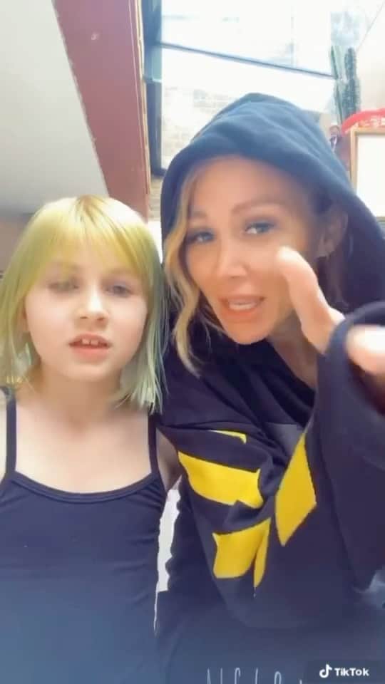 ルー・ティーズデールのインスタグラム：「Everyone to influencers...」