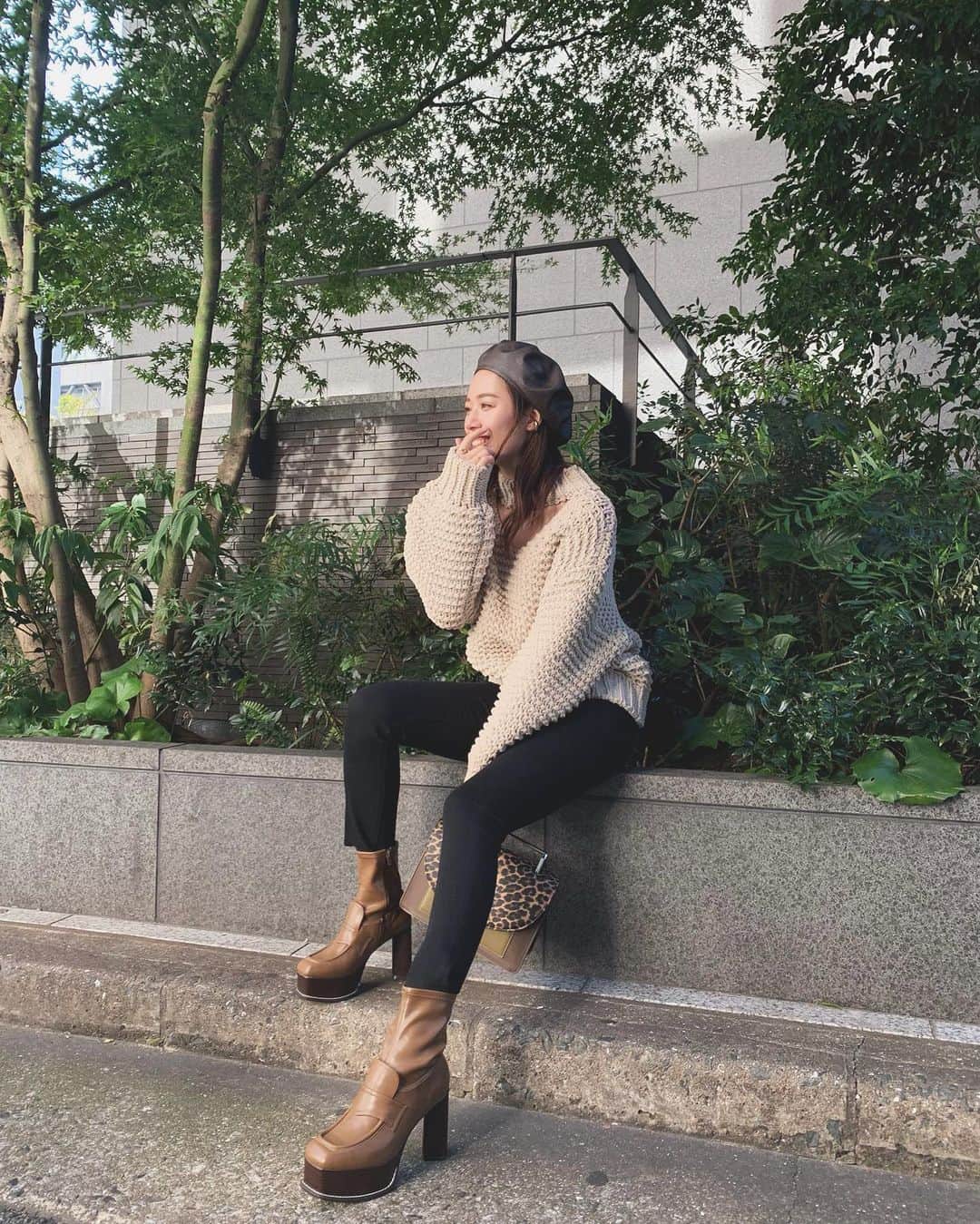 上地雅弥 MURUAのインスタグラム：「今日は昼間暖かかった〜☀️ けど夜になったらめちゃくちゃ寒い🥶 秋は好きだけど、朝夜の寒暖差の攻略がむずい。。。 . そういえば！定番のチョーカーニットに新素材が登場したので着てみたら着心地良すぎてビックリした〜！ モール素材でフワフワモチモチ🥺 ざっくり編みだから案外暑すぎなくて、今の時期ちょうど良いです👌！ . TOPのURLからご覧ください🤩 . 明日は早番🏃‍♀️🏃‍♀️頑張ろ〜！🏃‍♀️ . . #murua #murua_official #murua_by_staff #チョーカーモールニット #ニット #デザインニット」
