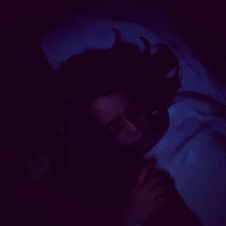 レイチェル・ゾーのインスタグラム：「#Aboutlastnight ...when a few of my friends asked if I was going out and I was doing this 😴👼🏼❤️ Please let them hold onto my arm like this forever 😭 #dream night #tgif XoRZ」