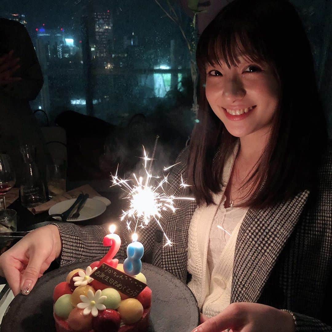 杉村理恵子のインスタグラム：「梨花ちゃんお誕生日おめでとーー💕 今年もお祝いできてうれしいです。  #足立梨花 #お誕生日 #ヘアメイク」