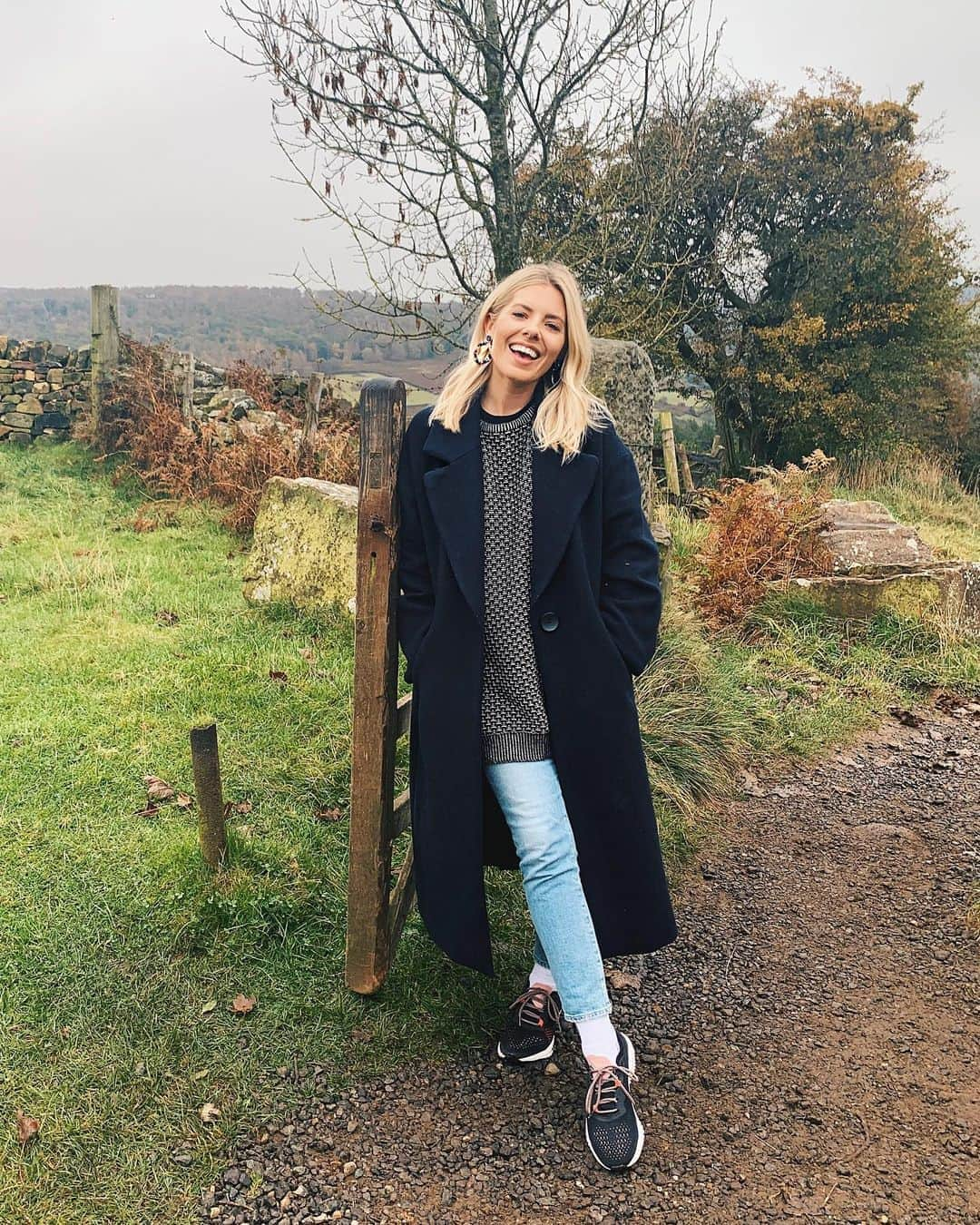 Mollie Kingさんのインスタグラム写真 - (Mollie KingInstagram)「You can take the girl out of the city but you can’t take away her earrings 😂」10月18日 0時56分 - mollieking