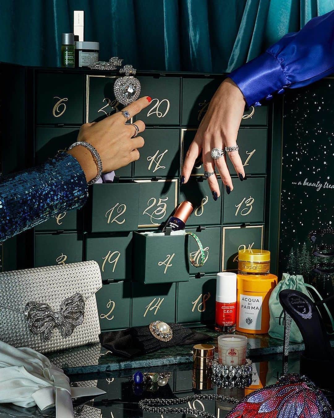 のインスタグラム：「Counting down to Christmas? 🎄 Make it fabulous with the #HarrodsBeauty Advent Calendar – 25 magical drawers containing everything you need to ace your festive game, from prep to party.  Tap to shop it now. Plus, head to @harrodsbeauty for more party beauty inspiration.  #Harrods #HarrodsFashion #HarrodsBeauty」
