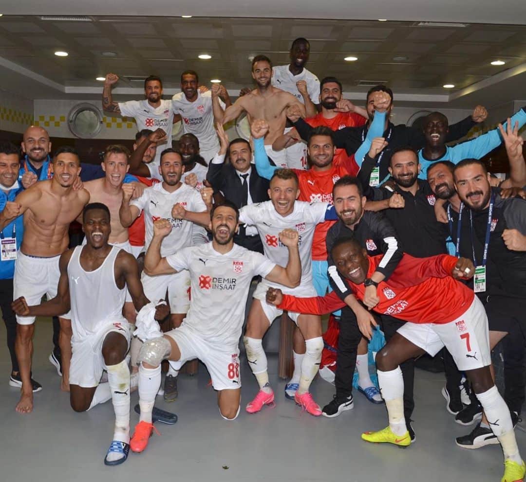 マックス・グラデルのインスタグラム：「Big win well done lads 💪🏽💪🏽💪🏽」