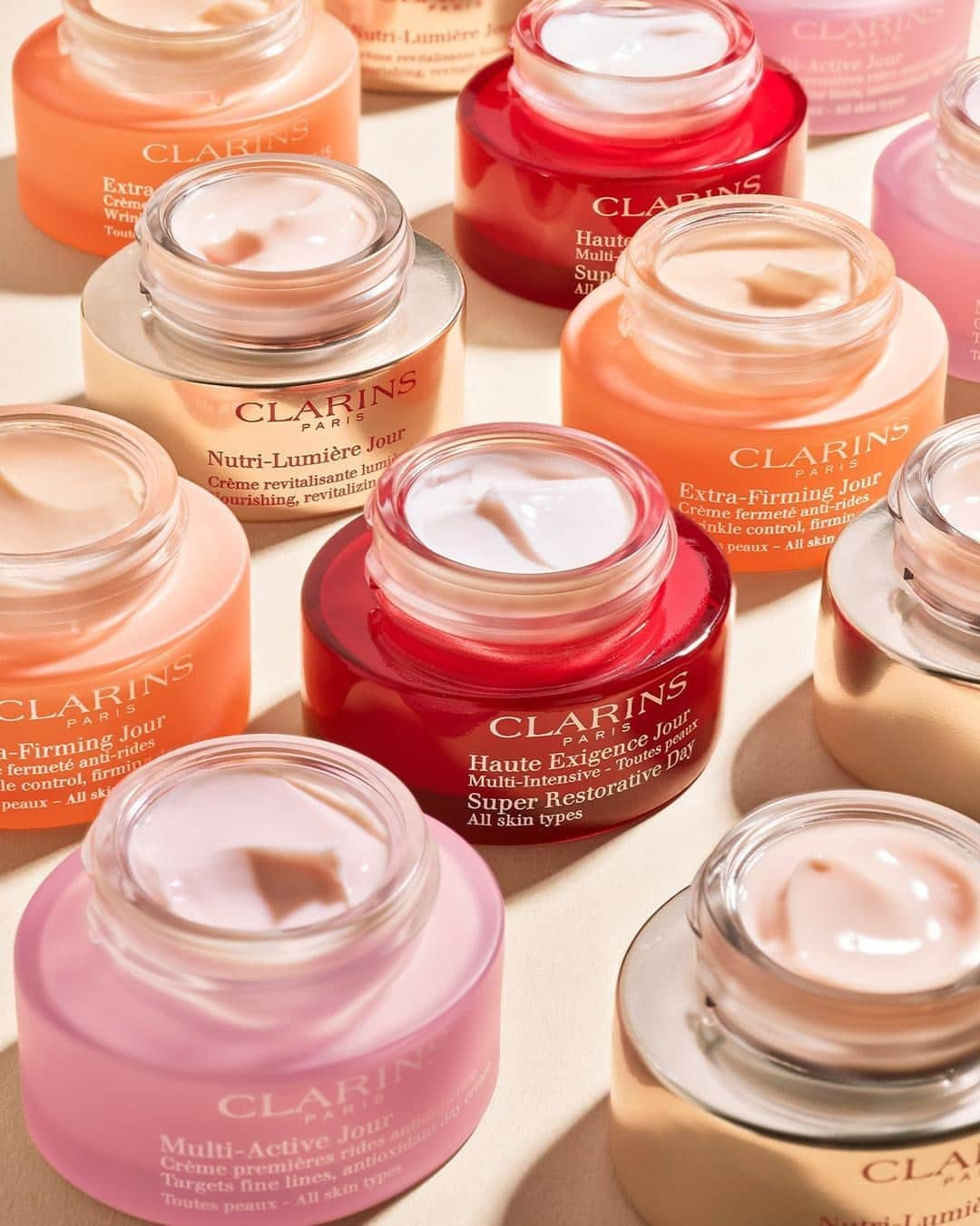 Clarins Canadaさんのインスタグラム写真 - (Clarins CanadaInstagram)「From the lightest of day creams to the richest of night creams, our moisturizers come in a wide range of textures so you can find the best option for your skin care needs. Our goal has always been to provide the best care for every woman ! Tell us, what is your favorite Clarins moisturizer?😇⁣ __________⁣ De la plus légère des crèmes de jour à la plus riche des crèmes de nuit, nos hydratants sont disponibles dans un large éventail de textures afin que vous puissiez trouver l'option la plus appropriée pour les besoins de votre peau. Notre objectif a toujours été de fournir le meilleur soin à chaque femme ! Alors dites-nous, quel est votre soin hydratant Clarins préféré ?😇⁣ .⁣ .⁣ .⁣ #Clarins #ItsAllAboutYou #Skincare #BeautyAtEveryAge #Cream」10月18日 1時00分 - clarinscanada