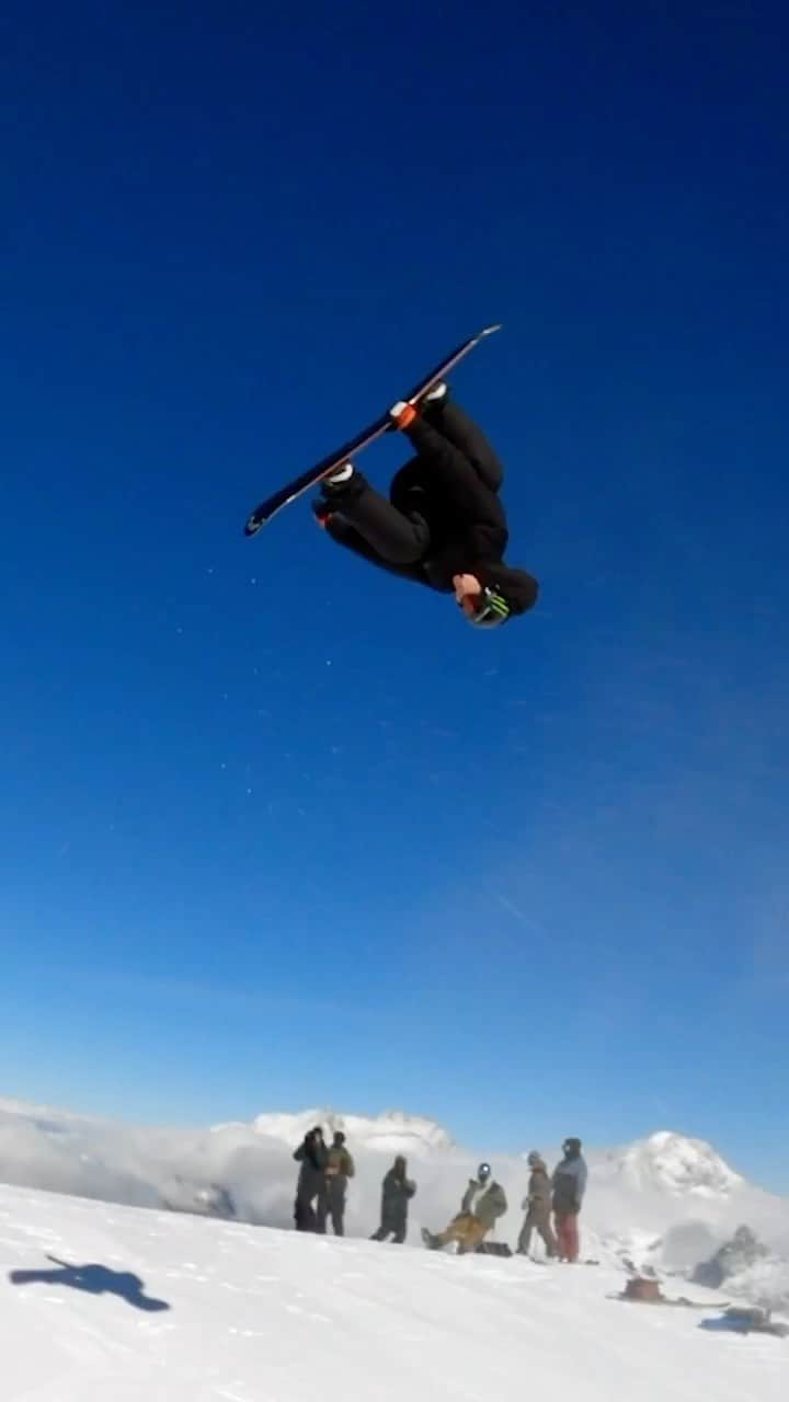 のインスタグラム：「Born in 2003 & can already do THIS 😯 @dustyhenricksen #reels #snowboarding #monsterenergy」