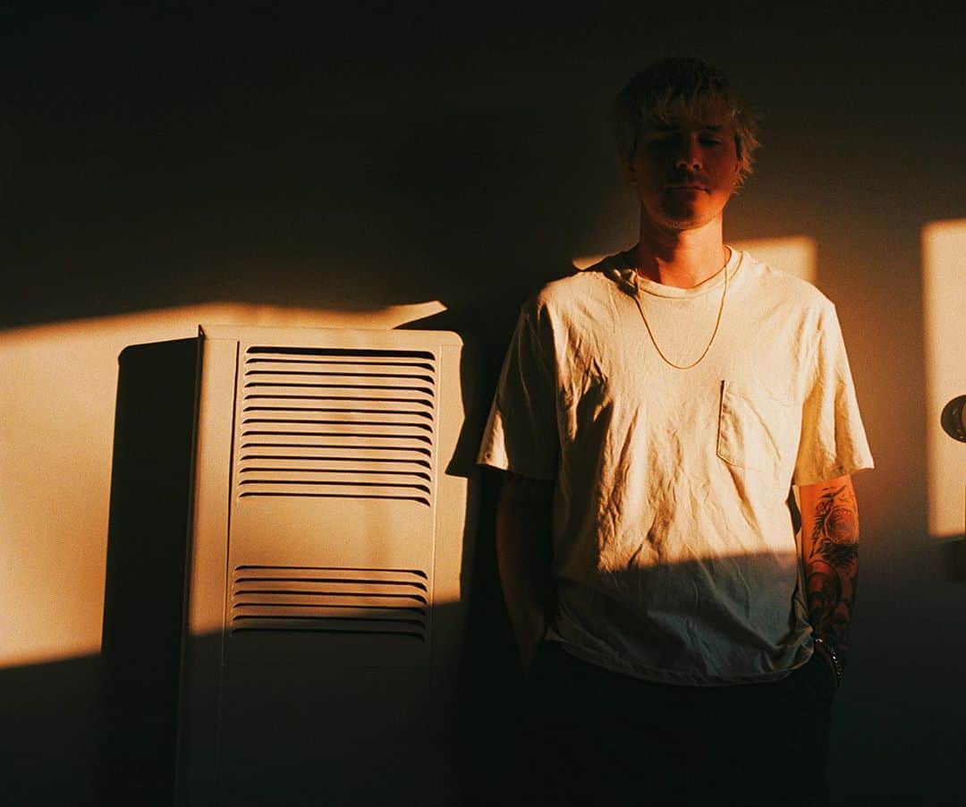 ル・ユースのインスタグラム：「If you had a tough week, you’re not alone. If you need someone to talk to, send me a message... New music out next Friday 🖤」