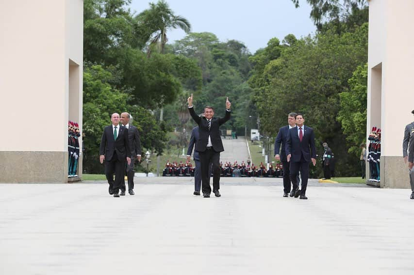 ジルマ・ルセフさんのインスタグラム写真 - (ジルマ・ルセフInstagram)「O Presidente @jairmessiasbolsonaro participou, na manhã deste sábado (17), da cerimônia de entrega de espadim aos cadetes da turma “Centenário da Missão Militar Francesa no Brasil”, da AMAN. O evento ocorreu em Resende (RJ).   Fotos: Marcos Corrêa/PR」10月18日 1時08分 - presidenciadobrasil