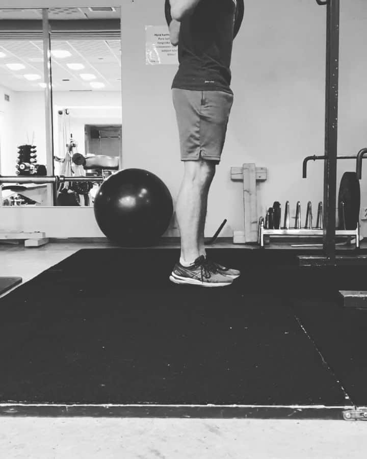 ヴァルター・ヴィルタネンのインスタグラム：「Weekend mood, 140kg lunge 💪🦿 #weekendvibes #hardwork #skatingfinland @teammayervirtanen」