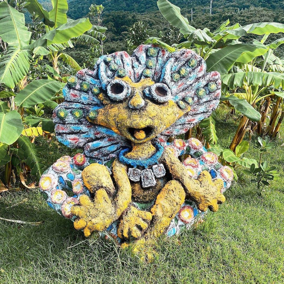 のインスタグラム：「"大丈夫、大丈夫！ 何とかなるって！" 的なノリの明るいシーサー🦁 ちょっと励まされますよね🥰🥰🥰 口が空いているのは女の子で、ハッピーを呼び込むの❤️ 口を閉じてる男の子とだいたい一対🧡 ここ、可愛い巨大シーサーが沢山いて、ちょっと行かない間にシーサーが増えていく🦁🦁🦁 入園無料のPsychedelic shisa park🥳🥳🥳 行ってみてねっ😘☀️🍃 #シーサー #米子焼き工房 #石垣島 #沖縄 #インスタ映え #shisa #okinawajapan #石垣島旅行 #石垣島観光 #okinawa」