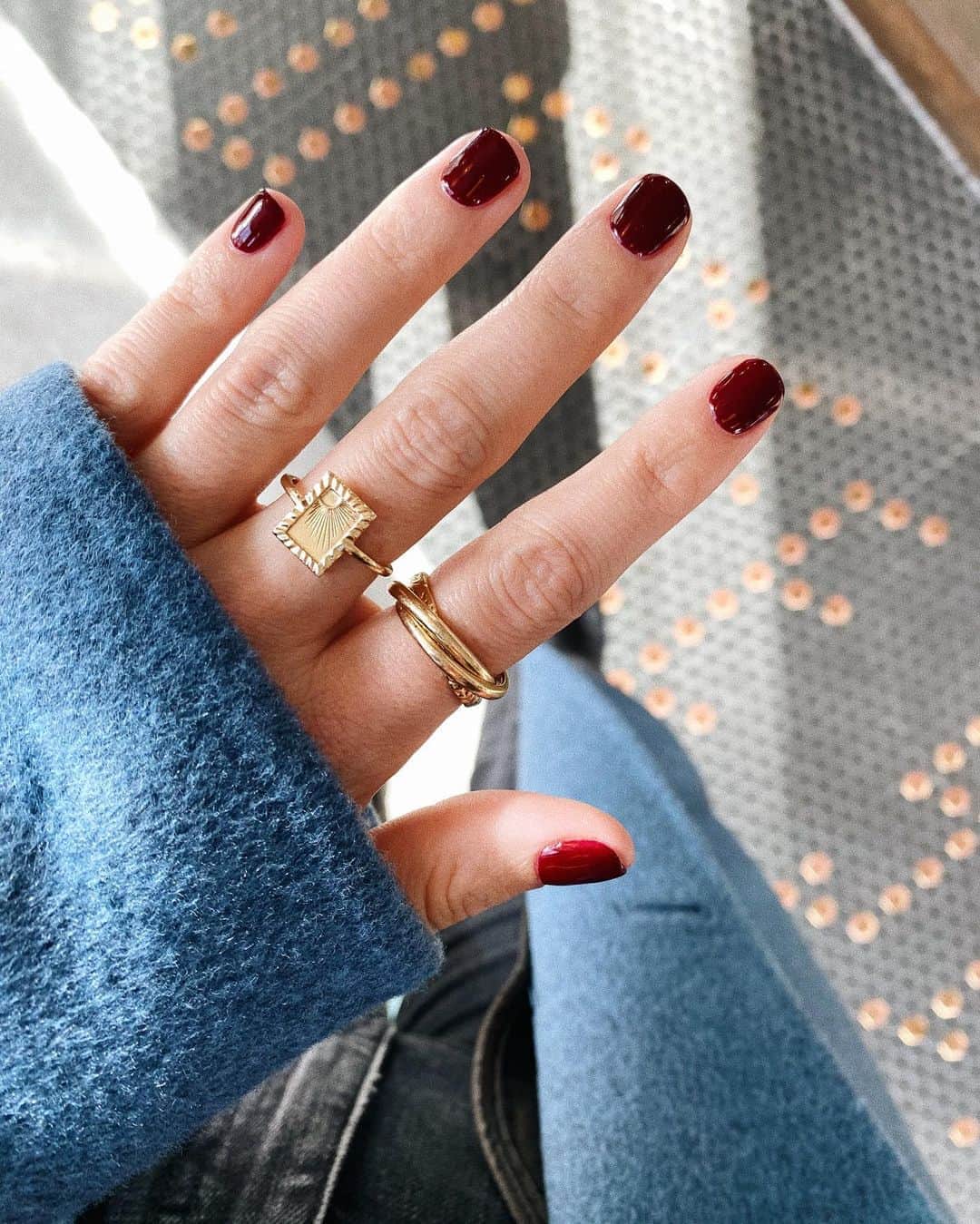 Estée Lalondeのインスタグラム：「Not over these ox blood nails @drybylondon {gifted} 💅🥀 What’s your go to autumn mani colour?」