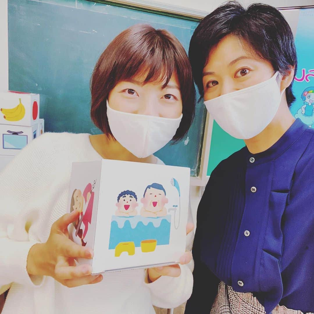 石榑亜紀子のインスタグラム：「急に季節が進みましたね…  寒すぎて眠れなくて困ってます…  かなり久しぶりに 小学校で地球温暖化の出前授業を させていただきました  緊張しましたが 元気いっぱいの小学生とアシスタントの 大河内孝子さんに助けられました🙏 ありがとうございました😊　  今考えたら… あああ、ソーシャルディスタンスが💨💨🙏  #出前授業 #講師 #講師業 #ランナー #ランニング部  #走る気象予報士 #アスリートフードマイスター2級  #ランスタグラム #赤ちゃんのいる暮らし #新米ママ」