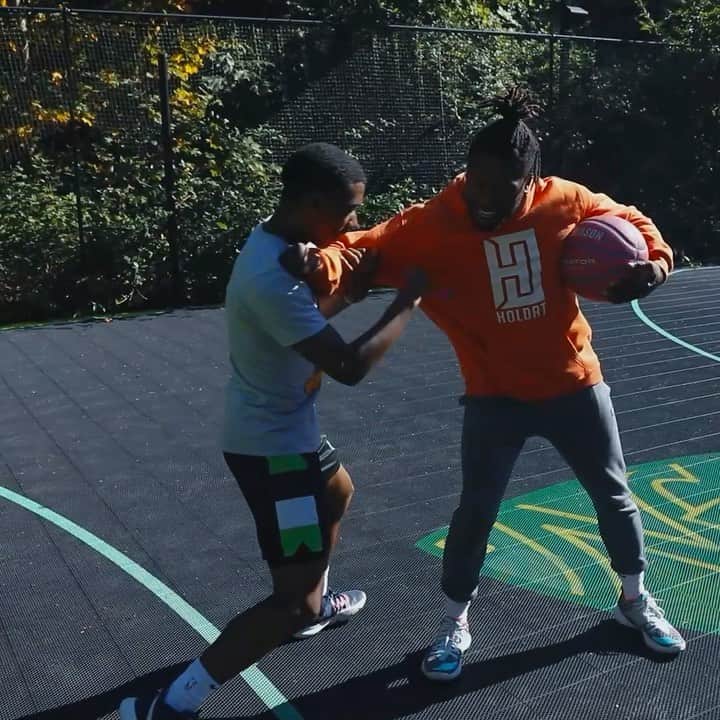 ネイト・ロビンソンのインスタグラム：「I played my son @meezy2fast one on one! Link in bio for the full video. #holdat」