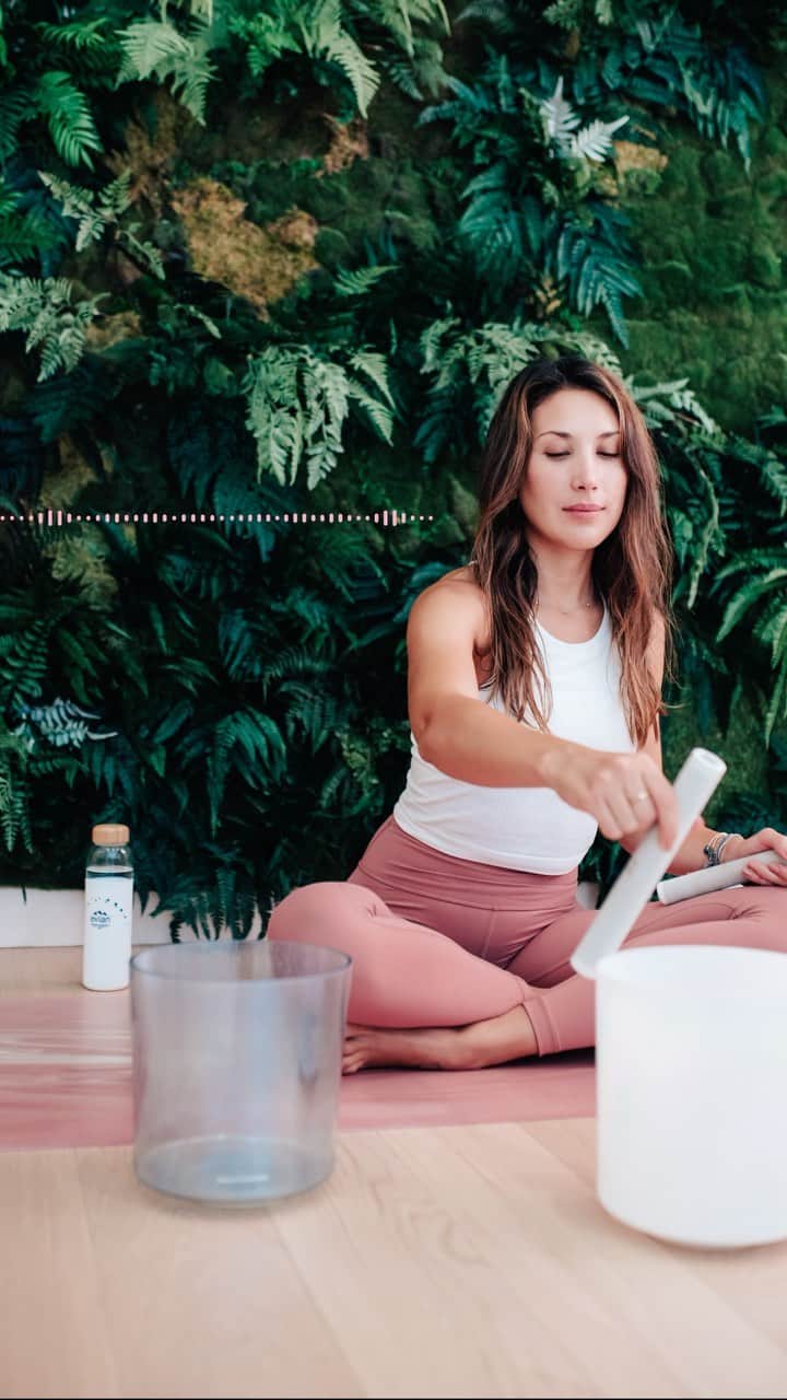 evianのインスタグラム：「Take a moment to focus on your well-being, mindfulness and beyond. Meditation and yoga teacher @florianebng shares how to ease your way into meditation even if you’ve found it intimidating. ​ With this audio clip of Floriane’s sound bath, let the vibrations of the crystal bowls relax your mind.   Daily meditation is a key practice to keep your mental health in check, on top of good hydration. 💧 ​  📸 @_albin_ ​  ​ #evian #evianwater #stayhydrated #evianxlululemon #mentalhealth #soundbath」
