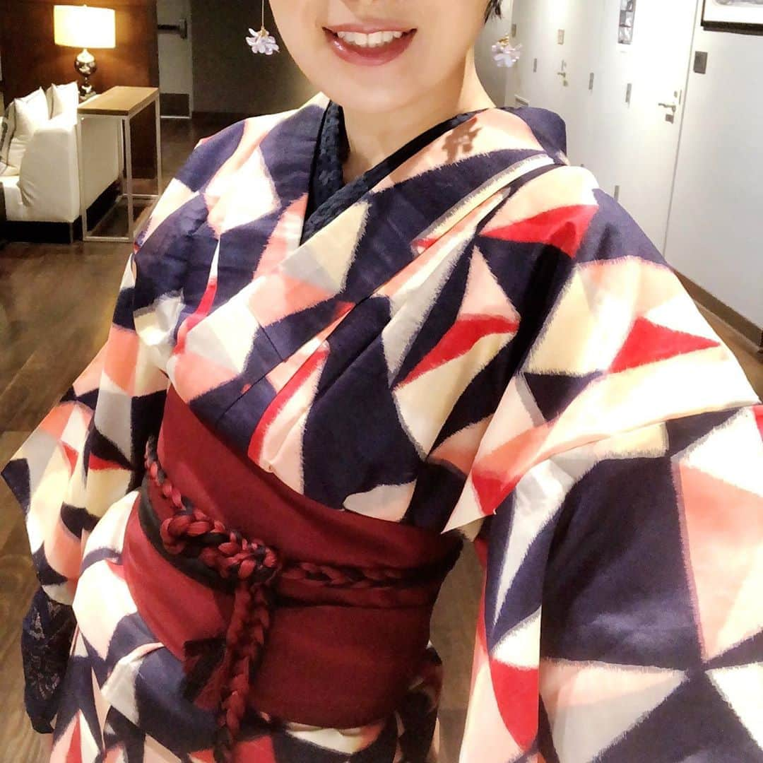 岡田育さんのインスタグラム写真 - (岡田育Instagram)「I’d wondered why this 1920s kimono feels so familiar to me... and found that it resembles me to the triangle pattern by Charles and Ray Eames! . もう我が家では「イームズ銘仙」と呼ばれております。これはユニクロの膝掛け。 . 👘: #meisen #meisenkimono 👙: @kimonomodern 🎀: @fujikiya.kimono 🥾: @unitednude 👂: @shinoron_hma 🎩: milsa 🛌: @uniqlo @eamesoffice #charlesandrayeames #uniqlo #geometricbeauty . #kimono #kimonostyle #kimonofashion #着物自撮り部 #kimonolovers #antiquekimono #nonbinaryfashion #nonbinarykimono  #銘仙 #銘仙着物 #キモノモダン #ワンピ襦袢 #紐付き角帯 #藤木屋 #👘🔰 #ikuokada #岡田育 #オタクすぐ指貫グローブ装着する」10月18日 1時22分 - okadaic