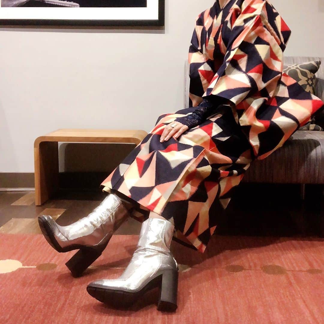 岡田育さんのインスタグラム写真 - (岡田育Instagram)「I’d wondered why this 1920s kimono feels so familiar to me... and found that it resembles me to the triangle pattern by Charles and Ray Eames! . もう我が家では「イームズ銘仙」と呼ばれております。これはユニクロの膝掛け。 . 👘: #meisen #meisenkimono 👙: @kimonomodern 🎀: @fujikiya.kimono 🥾: @unitednude 👂: @shinoron_hma 🎩: milsa 🛌: @uniqlo @eamesoffice #charlesandrayeames #uniqlo #geometricbeauty . #kimono #kimonostyle #kimonofashion #着物自撮り部 #kimonolovers #antiquekimono #nonbinaryfashion #nonbinarykimono  #銘仙 #銘仙着物 #キモノモダン #ワンピ襦袢 #紐付き角帯 #藤木屋 #👘🔰 #ikuokada #岡田育 #オタクすぐ指貫グローブ装着する」10月18日 1時22分 - okadaic