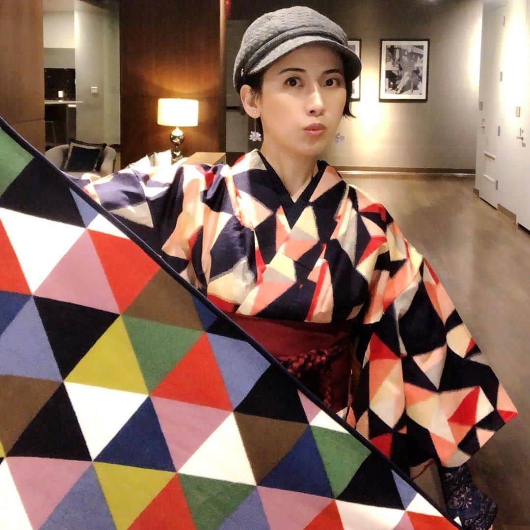 岡田育さんのインスタグラム写真 - (岡田育Instagram)「I’d wondered why this 1920s kimono feels so familiar to me... and found that it resembles me to the triangle pattern by Charles and Ray Eames! . もう我が家では「イームズ銘仙」と呼ばれております。これはユニクロの膝掛け。 . 👘: #meisen #meisenkimono 👙: @kimonomodern 🎀: @fujikiya.kimono 🥾: @unitednude 👂: @shinoron_hma 🎩: milsa 🛌: @uniqlo @eamesoffice #charlesandrayeames #uniqlo #geometricbeauty . #kimono #kimonostyle #kimonofashion #着物自撮り部 #kimonolovers #antiquekimono #nonbinaryfashion #nonbinarykimono  #銘仙 #銘仙着物 #キモノモダン #ワンピ襦袢 #紐付き角帯 #藤木屋 #👘🔰 #ikuokada #岡田育 #オタクすぐ指貫グローブ装着する」10月18日 1時22分 - okadaic