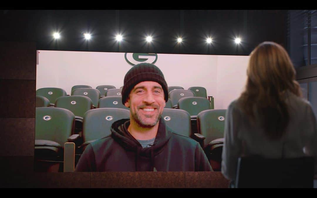 エリン・アンドリューズのインスタグラム：「He’s 4-0 and all smiles. Maybe he really does like the media? 🤣🤣 🥃🥃@aaronrodgers12 joins @nflonfox pregame show 12 ET. I CAN’T WAIT FOR THIS GAME @packers @buccaneers #clickbait @ginamazzella @route30films @elaineoffers @dominiquediazz @vtrilling #packers #gopackgo」