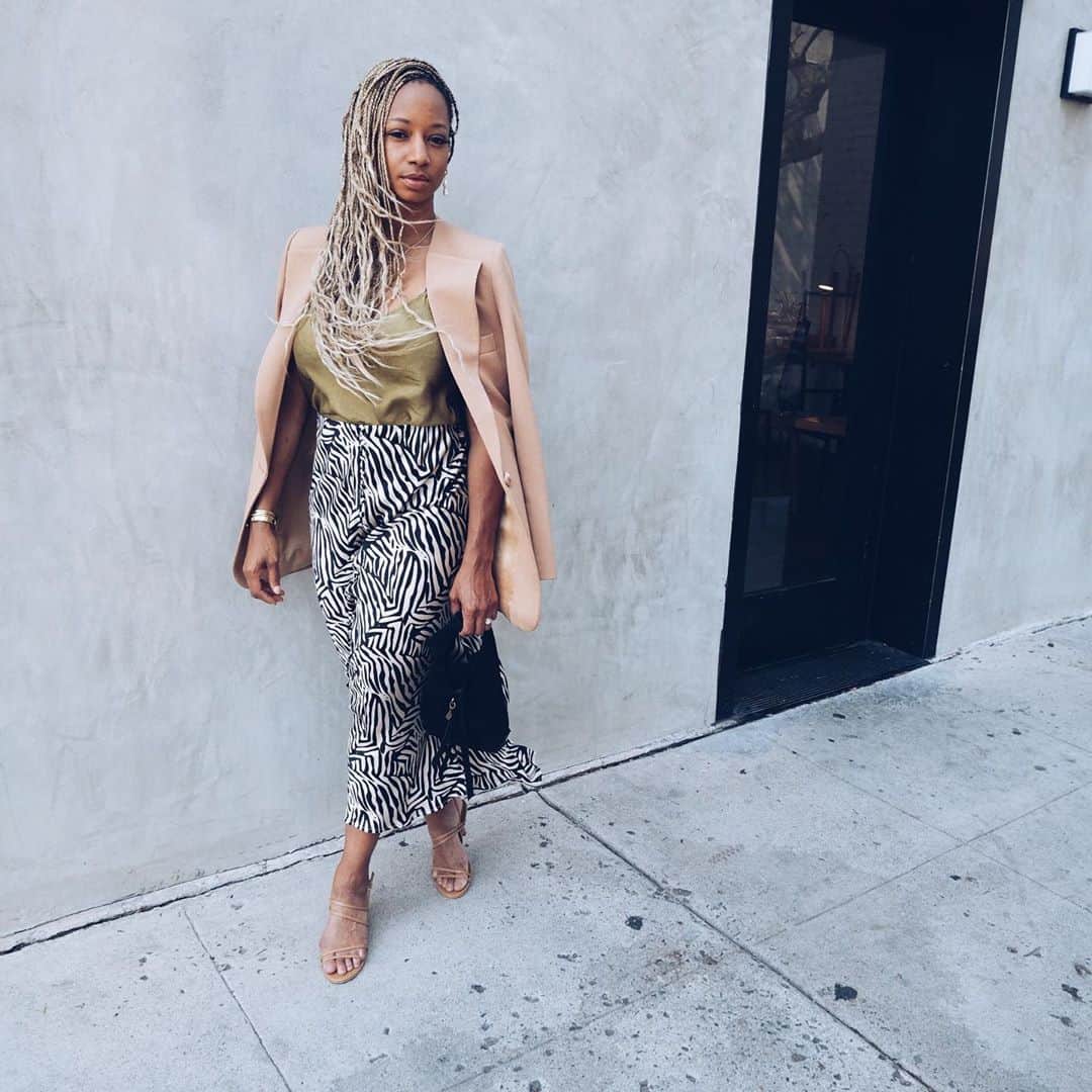 モニーク・コールマンのインスタグラム：「She’s not “bossy”. She’s the Boss. #nationalbossday 🙌🏾✨ . For me, being a #boss doesn’t look anything like this photo! It looks like tears streaming down my face when I’ve made a “bad” decision....spending hours on my closet floor plotting my next #bossmove.....being paralyzed with fear & doubt moments after boldly proclaiming my confidence in an idea.  . I used to think that being a #boss meant you didn’t answer to anyone. But that’s not true. You answer to everyone! You answer to yourself - to your higher calling - your inner knowing - and the vision that was placed inside of you. . It’s not about the wins. It’s about how you accept the losses. It’s the quiet moments no one will ever see & the mini victories you’ll never be applauded for.   Tag a #boss who gets it  . 📸 @olesyarulin 👑」
