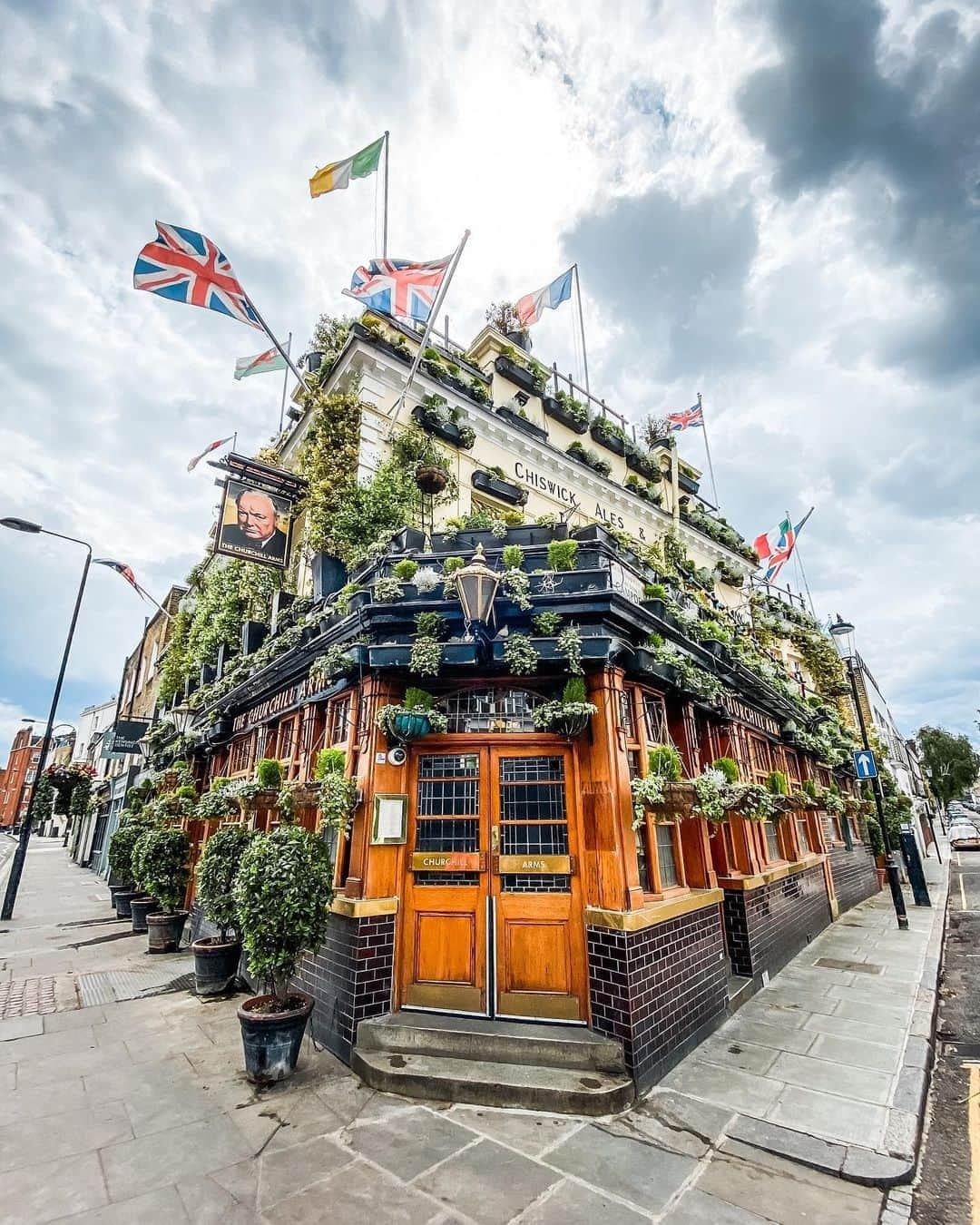 @LONDON | TAG #THISISLONDONさんのインスタグラム写真 - (@LONDON | TAG #THISISLONDONInstagram)「🇬🇧❤️ Cloudy days indeed. But there’s always the #ChurchillArms to brighten our day! ❤️🇬🇧 / 📸 @mrlondon   ___________________________________________  #thisislondon #lovelondon #london #londra #londonlife #londres #uk #visitlondon #british #🇬🇧 #kensington #londonpub #londonfood #londondrinks」10月18日 1時28分 - london