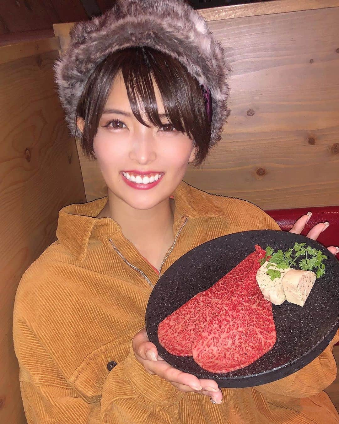 のインスタグラム：「恵比寿グルメ🍂 . @ushigoro_ebisuhilltop  . 秋のコースが食べたくて🍂 友達とうしごろバンビーナ恵比寿ヒルトップ店に🥳 . 🍂季節限定コース🍂 . 🔹季節サラダ無添加マスタードソース 🔹季節ナムル 🔹キムチ盛り合わせ 🔹バンビーナ特製えびカツ 🔹リブロースの雲丹軍艦 🔹厚切りハラミ 🔹大判上ねぎタン　澄ましバター 🔹シャトーブリアン 🔹厳選赤身とフォアグラの包み焼き　濃厚トリュフソース 🔹サーロインのすき焼き 🔹厳選希少部位　シオタレ 🔹石焼ポルチーニリゾットor 秋ナスのカッペリーニ 🔹選べる4種のデザート . ボリューム満点で大満足🥳 ポルチーニリゾットずっと食べたかったんだああああ！！ おいしかったあああ😚 季節が変わる前に食べられてよかった🥰🥰🥰 . . 【うしごろバンビーナ恵比寿ヒルトップ店】  📍	東京都渋谷区恵比寿南1-18-9 タイムゾーンヒルトップビル 2F . 🕒[ランチ]11:30～15:00(L.O.14:00) 　　[ディナー]16:00～ . #うしごろバンビーナ #うしごろ　#焼肉好きな人と繋がりたい #恵比寿グルメ #恵比寿ランチ #恵比寿駅 #焼肉大好き #うしごろバンビーナ恵比寿ヒルトップ店  #グルメスタグラム #グルメスタグラム #グルメ女子 #グルメ部 #グルメ巡り #ききまるグルメ #フライトキャップ #コーデュロイジャケット #コーデュロイ　#snidel #ca4la」
