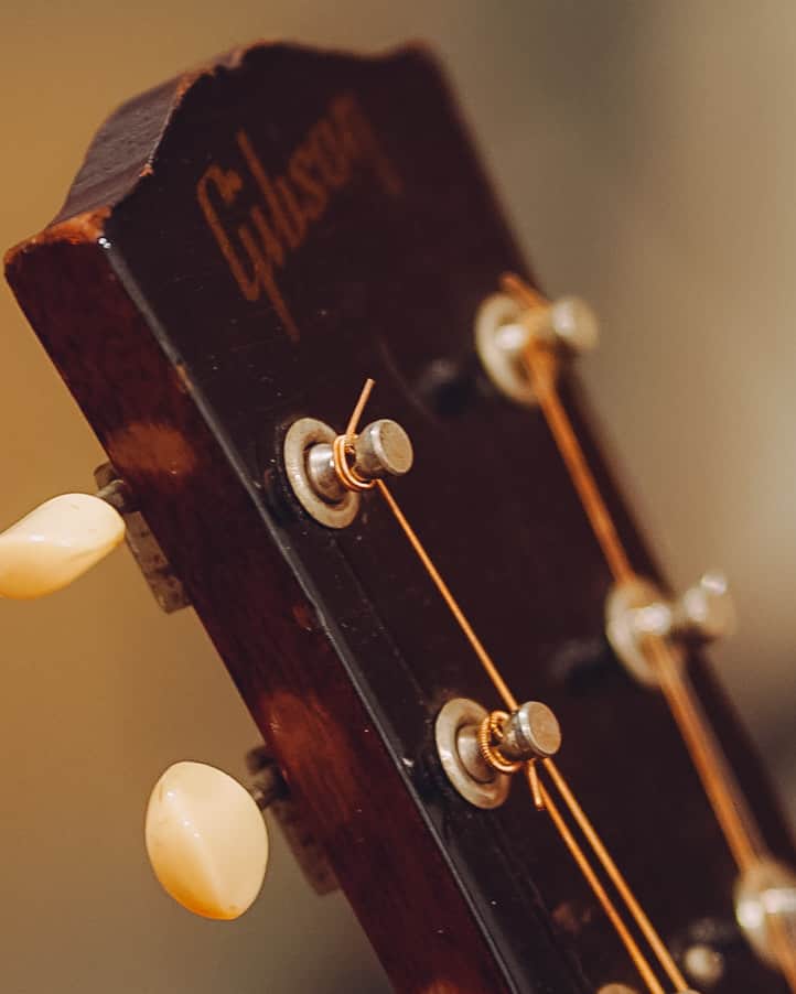 近藤薫のインスタグラム：「#vintage #Gibson #J45 #guitar #acoustic #アコギ #ギター #recording #studio #guitarist #guitarplayer #acousticguitar #acousticmusic #6string」