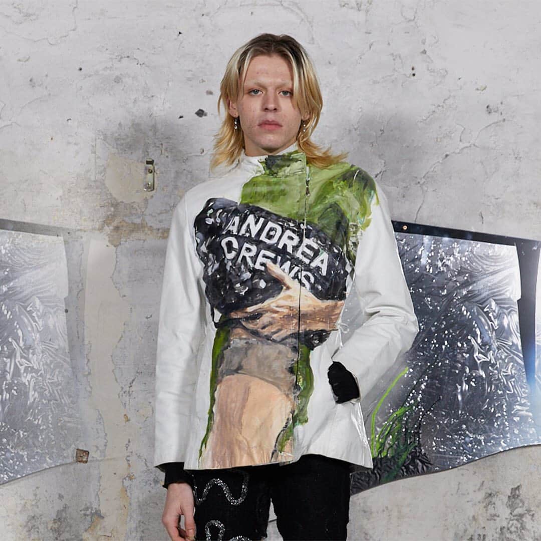 アンドレアクルーズのインスタグラム：「Painting by @anachateau.   Ana was Andrea Crews FW20 special guest to realize a “mise en abyme” of the show, painting clothes on clothes and body on body.  FW20 Show   #andreacrews #upcycling #fashionarts #paintingonclothes #fashionactivism #greenfashion」