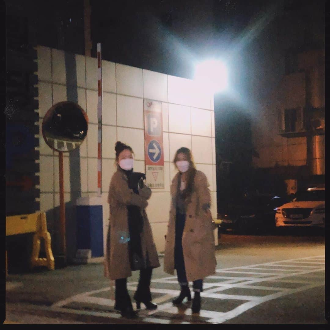 BoAさんのインスタグラム写真 - (BoAInstagram)「트렌치 코트가 어울리는 계절.. 너무 좋아~~ 그리고 김밥 언니두 너무 좋아~~🙈」10月18日 1時37分 - boakwon