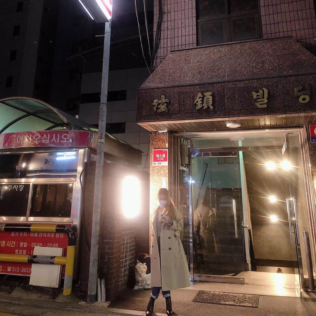 BoAのインスタグラム：「트렌치 코트가 어울리는 계절.. 너무 좋아~~ 그리고 김밥 언니두 너무 좋아~~🙈」