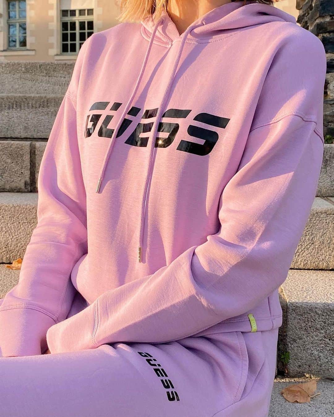 ゲスのインスタグラム：「we love a good matching set 💜 #GUESSActive (📸: @justezoe)」