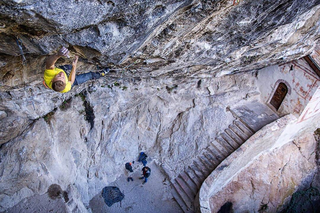 ヤコブ・シューベルトさんのインスタグラム写真 - (ヤコブ・シューベルトInstagram)「Enjoying some fun days in Arco with the @austriaclimbing team! I was able to send quite a few things in the last days 💪🏻🥳 Day1 we had a few hours in Massone after the drive and I did a quick ascent of ‚Thunder Ribes‘ graded 9a which could be 8c+/9a in my opinion. Day 2 I send ‚Zauberfee‘ [8c+] in Eremo Day 3 I climbed all the hard routes I had left in Narango with ‚5 Uve‘ [8c onsight], ‚Natural Present‘ [8c/8c+] and ‚Mr. Teroldego‘ [8c] Day 4 rest day  Day 5 I was able to grab the 3rd ascent of ‚Beginning‘ [9a or 9a/9a+] in Eremo and finished the day in Pizarra with an onsight of ‚Terra Piata‘ [8b+] and a first go send of ‚Zero Tolleranza‘ [8b+/8c]. Day 6 it was finally time for Padaro, one of my favorite crags around Arco, where I send a super cool 9a called ‚Omen Nomen‘ 😊 Tomorrow we have another rest day followed by our last two climbing days 🔥 Photo by @wilhelmheiko of ‚Beginning‘  • #rockclimbing #arco #leadclimbing #climbing #feelingstrong #myinnsbruck @mammut_swiss1862 @raiffeisen @innsbrucktourism @lasportivagram @heeressportzentrum  @thecrag_worldwide」10月18日 1時48分 - jakob.schubert