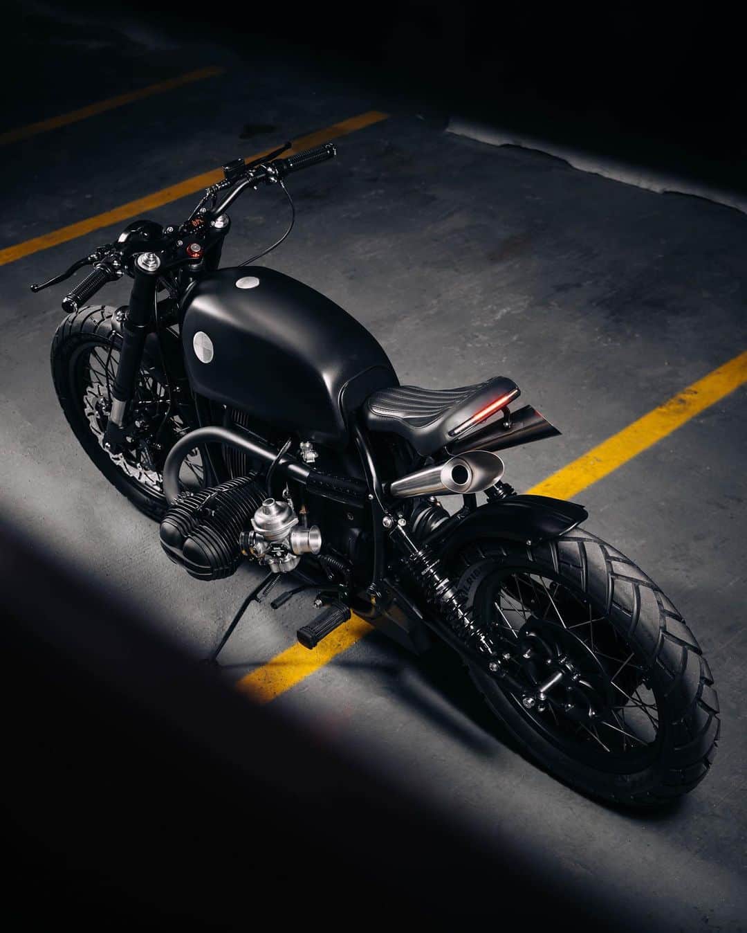 trashのインスタグラム：「My motorcycle made custom by @federalmoto is out on @bikeexif, head over there now to read the full article. Can’t thank everyone who was involved enough for the time spent on this machine!  Federal Moto and I also released a limited edition t-shirt to celebrate our collab. Art by the talented, @jourdon. Available now on federalmoto.com and the link on my bio.」