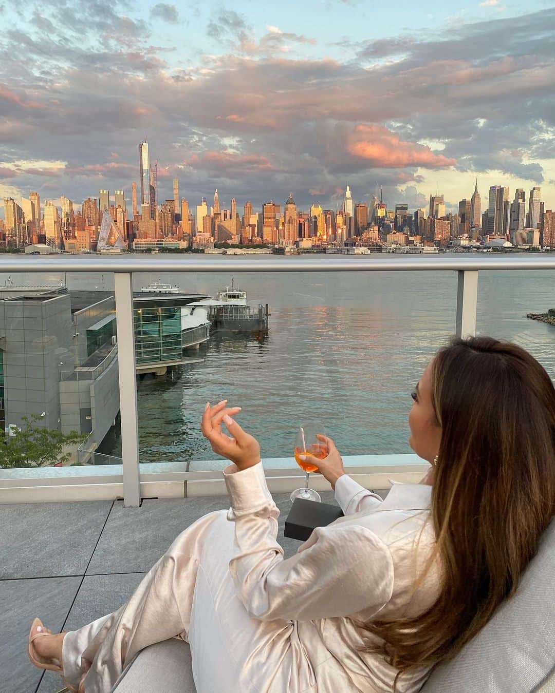 ダフネ・ジョイのインスタグラム：「Sometimes you have to step back to admire the view ✨ Appreciation post, this is my spot! Made me fall inlove with the city so much more and I know there’s so much more to explore ✨」