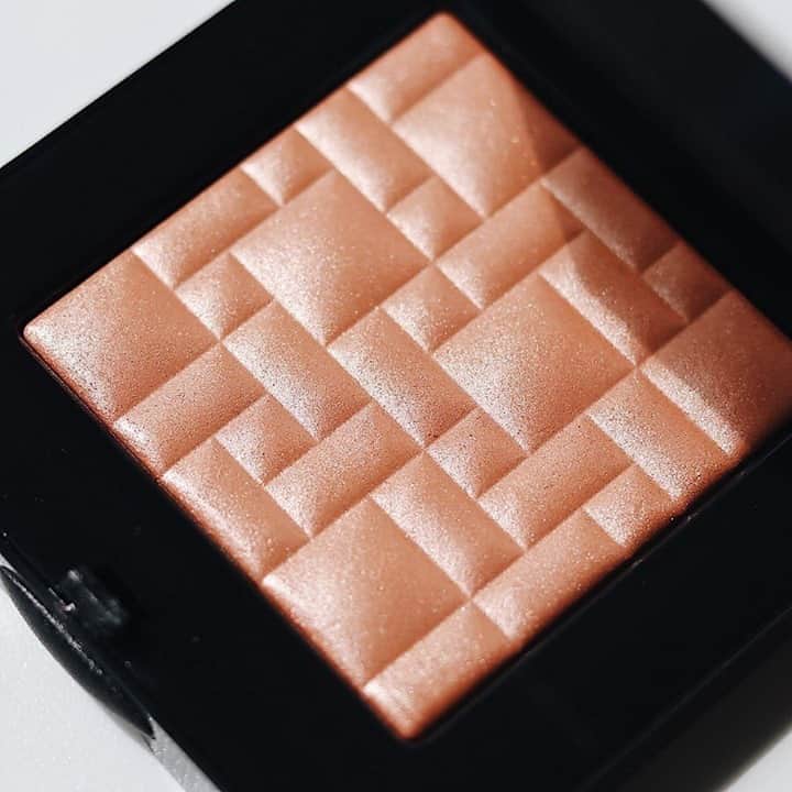 のインスタグラム：「The glowing is easy with a little pink. Highlighting Powder in Sunset Glow delivers just-right radiance—from soft illumination to a high-impact sheen.  Photo by @bobbibrownjapan   #bobbibrown #glowing #pink #makeup #highlighter」