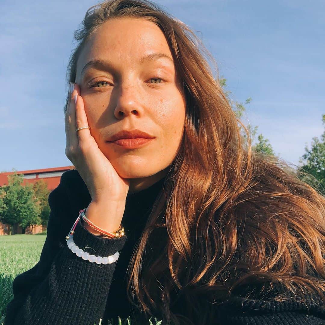 のインスタグラム：「Greetings friends 🌾  I’ve been spending the majority of my social media time connecting with the women from this JUMP group the past two weeks, but I wanted to check in with all of you.  This has been a season of loss for so many. In the group we’ve heard from a beautiful soul who’s lost four family members to Covid. Another who lost her mom to cancer. Another who just ended a long term relationship. Several who are still reeling from job loss. Many who are lonely and isolated due to social restrictions.  This has been a season of elective stripping away and transformation for many, but for others, there has been sudden loss that triggers deep grief and sorrow.  Loss of loved ones. Loss of freedoms. Loss of jobs and financial securities. Loss of friendships, intimate relationships, and past selves that no longer fit the demands or restrictions of current life.  And with all that loss comes so much room for new growth, but it also comes with its share of grief and requires space for mourning.  I haven’t been immune to loss over the past several months.  I understand that there are days where you feel free of the sorrow. Your heart beams and your energy soars, as you see the loss as a part of your growth and journey that’s leading you to who and where you are meant to be.  And then there are days where you where wake up underwater, trying to find the surface, gasping for air, as a wave of sadness strips your battered heart bare.  And that’s how healing occurs, right?  In waves, washing over us, cleansing us, teaching us how to swim through storms, and then how to surrender and ride the currents. 🌊  My hope for you, if this post resonates, is that you make space for yourself. That you allow yourself to feel so that you can move through. That you have the courage to meet yourself deeply. That you trust the process of healing. That you channel your emotions into movement, expression, art, or other projects. That you realize that a broken heart is actually an open heart. ♥️ And that you still see beauty and feel joy in periods of sadness.  You are not broken. You are being called home to heal.  Sending love to anyone who is mourning today. *virtual hug*」