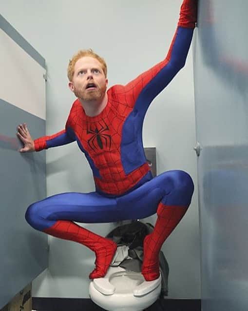 ジェシー・タイラー・ファーガソンのインスタグラム：「Halloween is coming. 🎃 🕷」