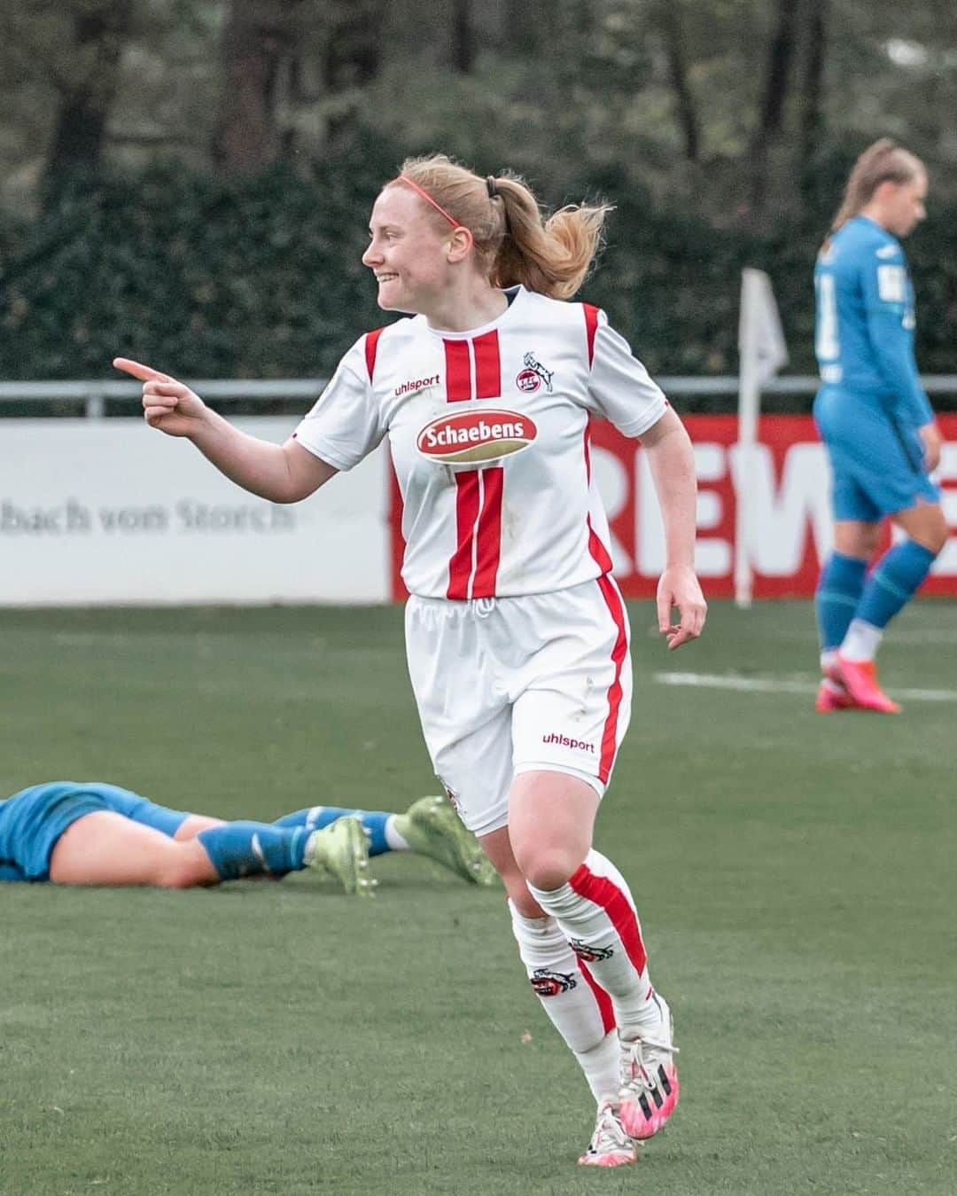 1.FCケルンさんのインスタグラム写真 - (1.FCケルンInstagram)「Dritter Sieg im dritten Spiel! 🔴⚪  Die #effzeh-Frauen gewinnen ihr Heimspiel gegen die TSG Hoffenheim II mit 2:1. Die FC-Tore erzielten @amberbarrett9 und @sharonbe10. Glückwunsch, Mädels! 💪 #nichtohnemeinemädels」10月18日 2時01分 - fckoeln