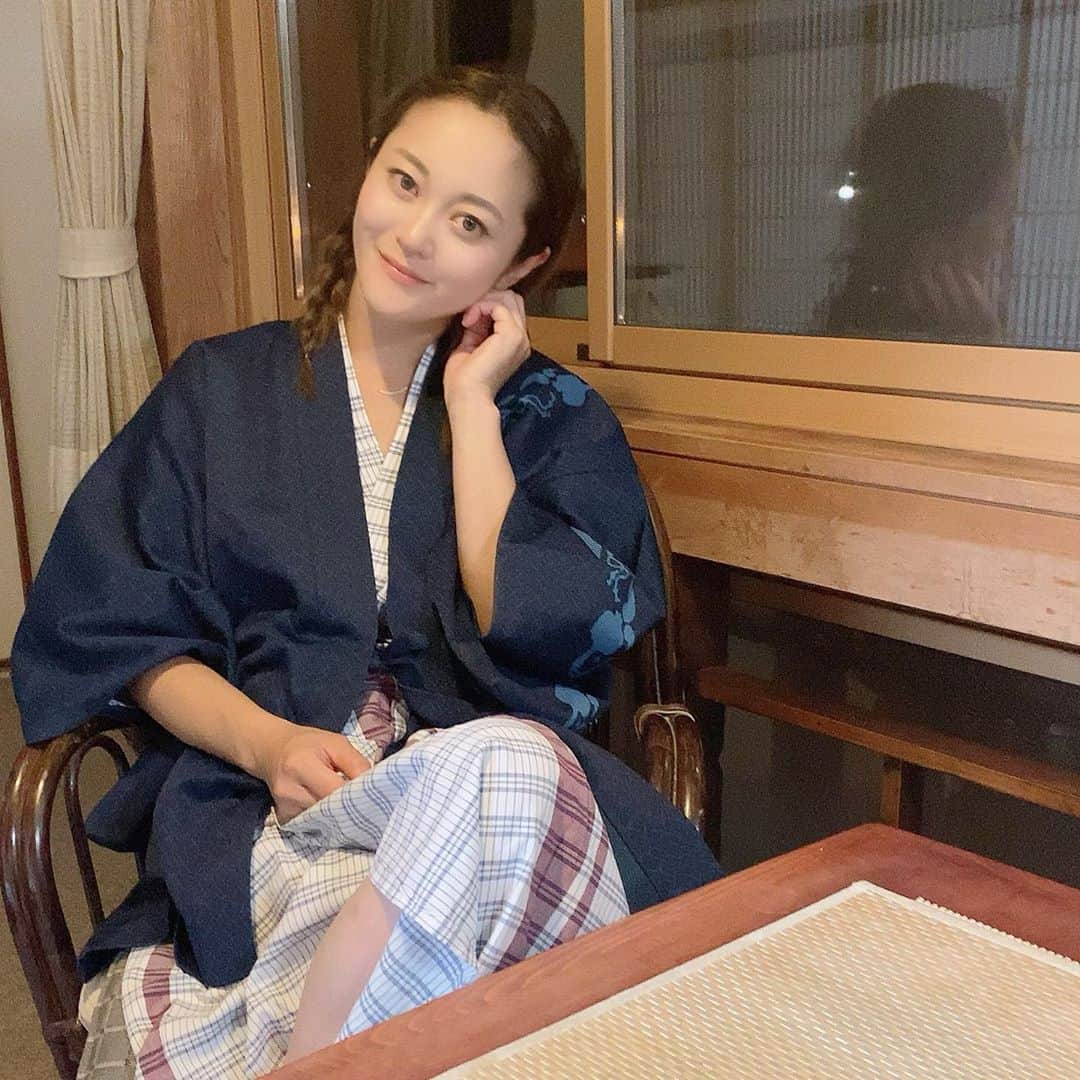 三上玲奈のインスタグラム：「変な時間に寝ちまって眠れない。 チャリ疲れに慣れてきたかも？  明日もヘルメットに名前が増えます🥰 協力頂いた皆様本当にありがとうございます😊❣️  明日は秋田入り‼️からの、難関の青森を経て、北海道へ。なんとしてでも今月中に東京戻らなきゃやばい😨😭😂  応援宜しくお願いします‼️ 荷物重くてカゴも荷台も付けたけど、それでも荷物邪魔で捨てたいわー😂  #チャリで来た #by渋谷　#山形　#三上玲奈　#野田みはる　#北海道出身　#札幌出身　#チャリ旅　#自転車旅　#自転車　#クロスバイク　#クロスバイクカスタム　#自転車女子　#japan #bycicle #TOKYO → #HOKKAIDO」