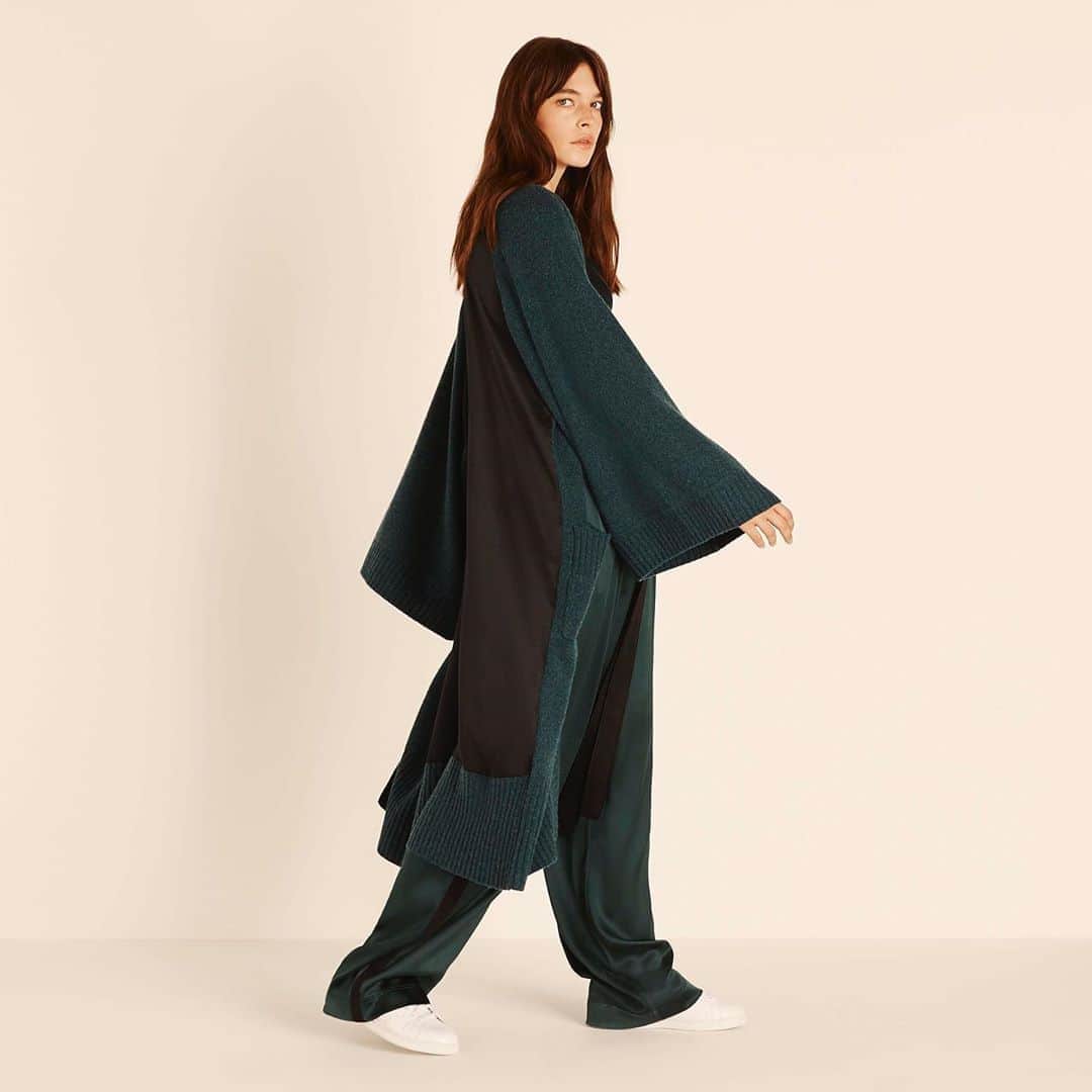 アマンダ ウェイクリーのインスタグラム：「The satin and cashmere kimono… The perfect answer to statement comfort dressing  #cashmere #kimono #cardigan #oversizedknit #minimalstyle #autumnstyle」