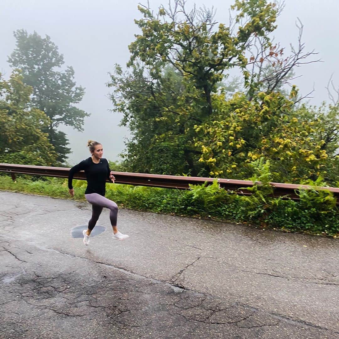 のインスタグラム：「Die erste Trainingswoche ist geschafft ☺️ Jetzt genieße ich erstmal das wohlverdiente Wochenende 😅 Was habt ihr noch vor? #rebekkarabbit #adidas #heretocreate #moretocome #neverdone #autumnvibes #grauingrau」