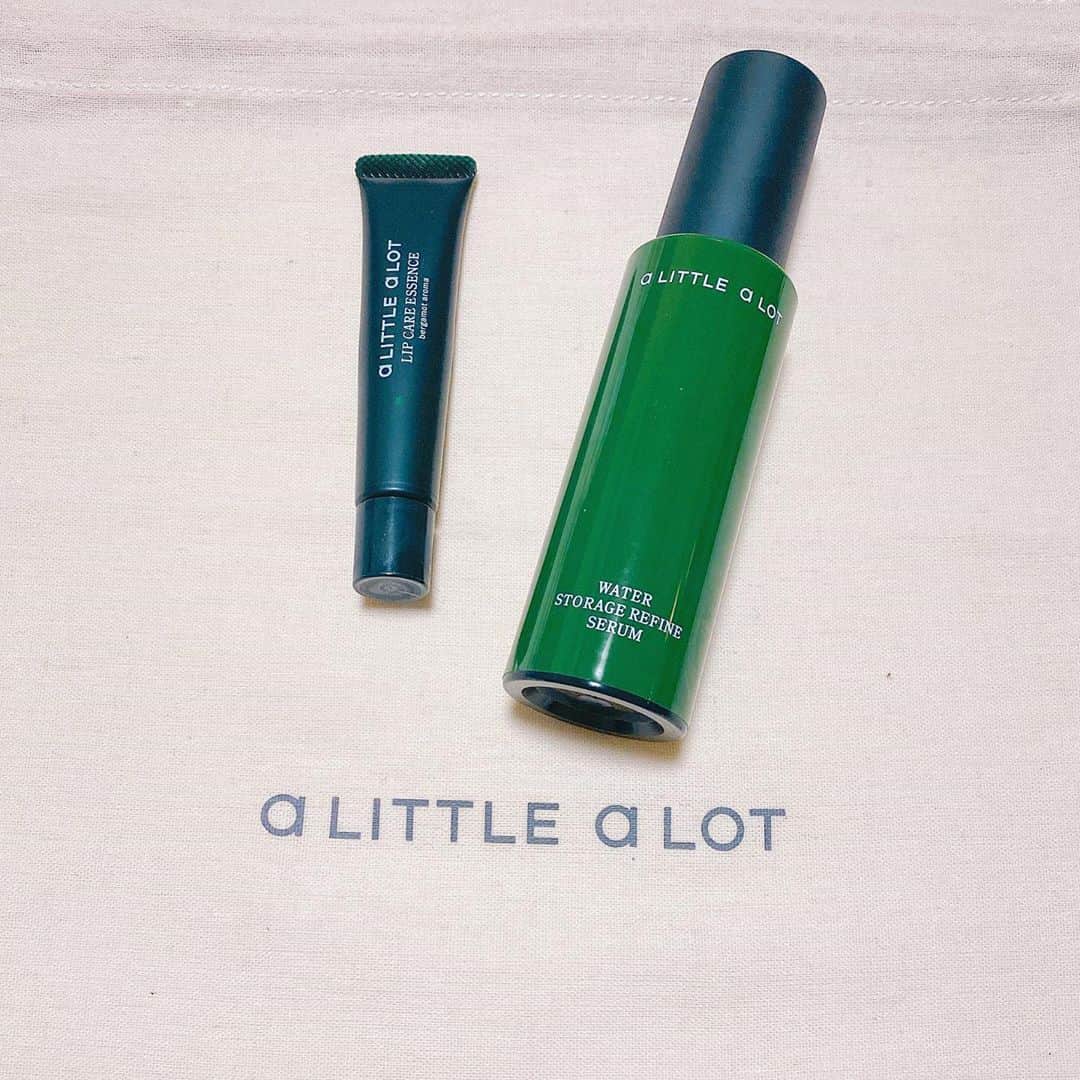 のインスタグラム：「a LITTLE a LOTのウォーターストレージリファインセラムとリップケアエッセンスを頂いたので使ってみました🌟 この2つどちらにも共通成分として“復活草”と言われるテマリカタヒバ、ブドウ果実エキス、出雲の温泉水を配合していて、セラムはしっとりしているのにすっと伸びて肌がきめ細かくなるように感じた🌟リップはこれからの季節乾燥するし必需品だよね💄 しかもゆらぎ肌のときに必要な成分が入っているのと、リラックスできる香りで癒された👼✨ もしよかったら使ってみてね🙆‍♀️💫 @alittlealotjp #アリトルアロット　#alittlealotjp #alalskincare #心地よい暮らし　#香りのある暮らし」