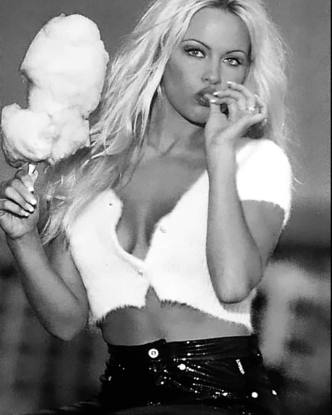 パメラ・アンダーソンのインスタグラム：「Cali girl 🎈 #cottoncandy #venicebeach」
