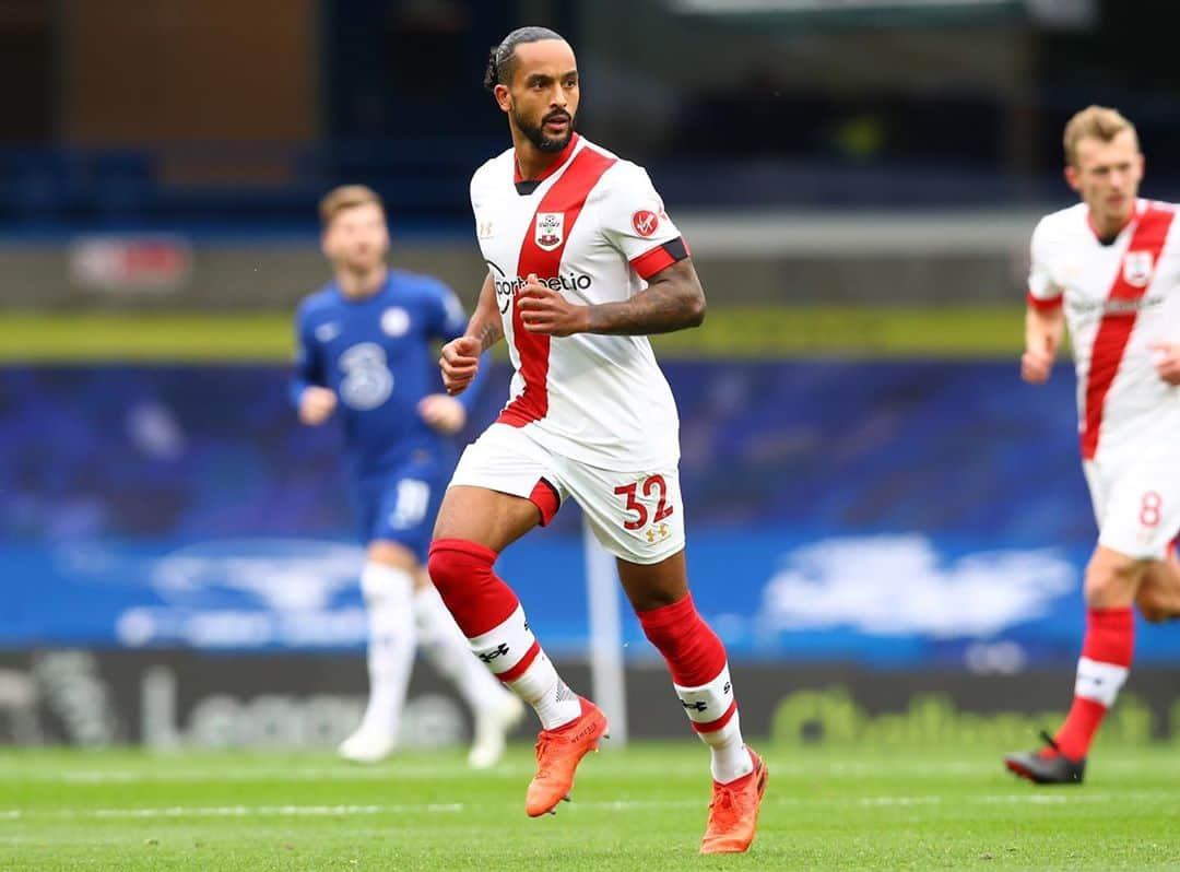 セオ・ウォルコットのインスタグラム：「Pulling on the shirt today brought back so many memories, felt like I was 16 again!  We showed great character and never gave up...we deserved that point #saintsfc」