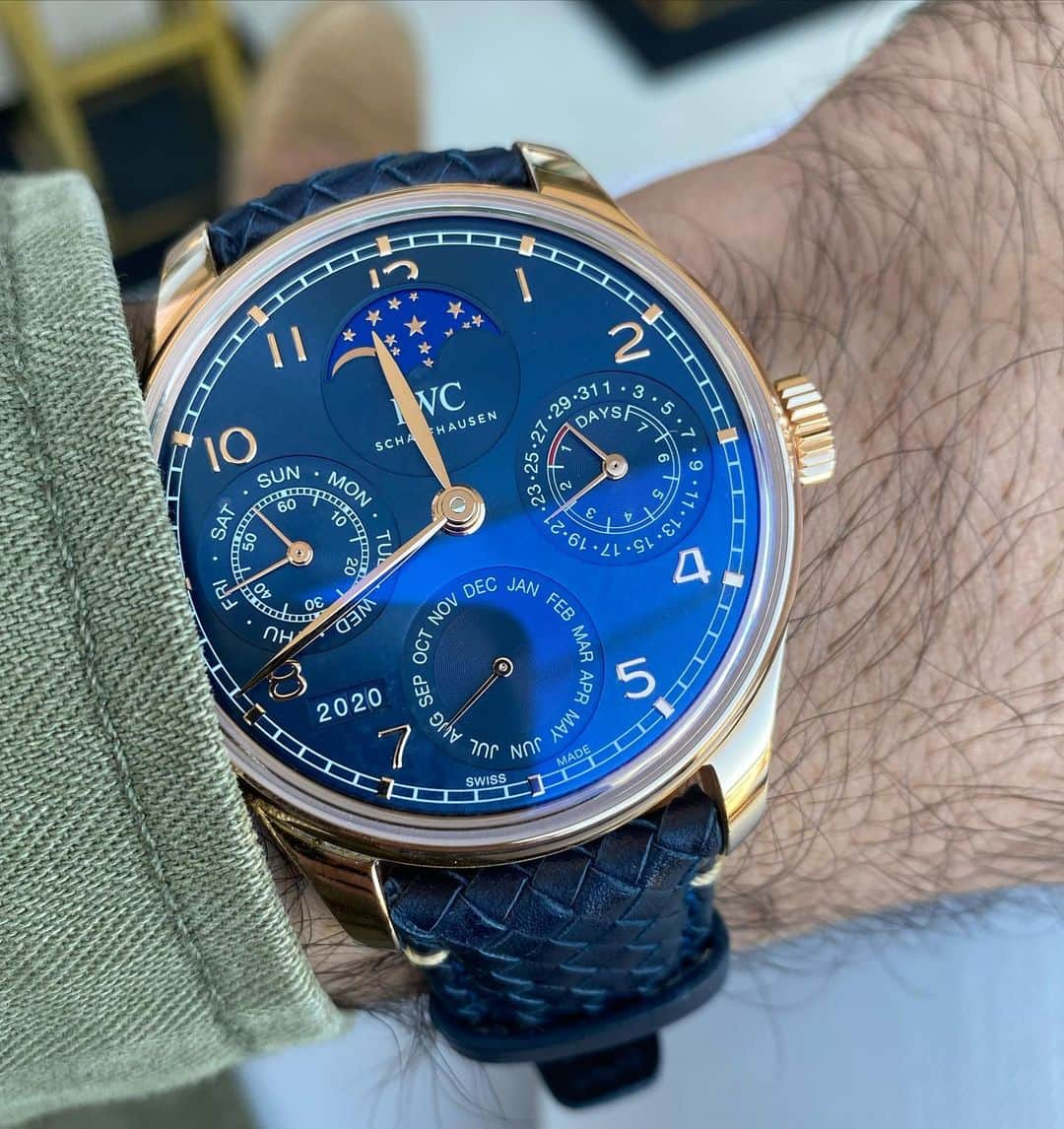 WATCHMANIAさんのインスタグラム写真 - (WATCHMANIAInstagram)「Fairly new @iwcwatches Portugieser Perpetual Calendar 42mm, such a balanced and clean dial. And 42mm size make it wearable every day. Would you prefer this over 44mm version on the right 👉 ?  #iwc #iwcportugieser #iwcwatches #iwcportugueseperpetualcalendar #iwcperpetualcalendar #watchmania」10月17日 17時19分 - watchmania