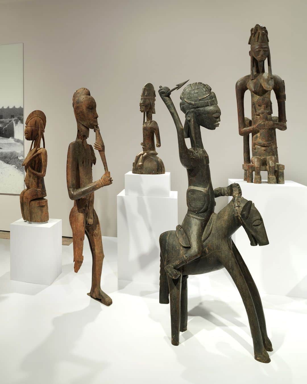 のインスタグラム：「“This presentation provides an opportunity to wonder at the Sahel's legacy of creative ingenuity and resilience going back millennia." —Mamadou Diouf, Leitner Family Professor of African History at @columbia and key curatorial advisor to #MetSahel  Trace the legacies and experience the rich material culture of Ghana (300–1200), Mali (1230–1600), Songhay (1464–1591), and Segu (1640–1861) in "Sahel: Art and Empires on the Shores of the Sahara"—but hurry! The exhibition closes October 26.  Plan your visit at the link in bio.  #MetSahel」