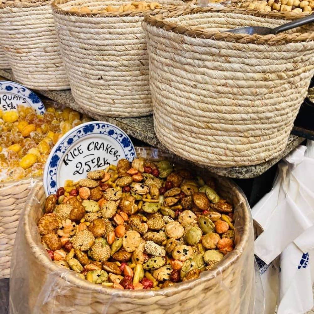 のインスタグラム：「1947年以来、この家族経営のこのショップは、世界中のエキゾチックな商品を専門に扱ってきました。  ペッパー、スパイス、ピスタチオ、ルッコウ、シャルキュトリー、オリーブオイル、ドライフルーツや砂糖漬けのフルーツなど。  リキュールやアルコールのコーナーも多彩な提案が豊富です。 仕上げには、タプナード、タラマ、ニシンのマリネなどの加工品などまで、揃います。 　 小さい空間なんがら、異国に迷いこんだ感覚、 旅できない今だからこそ、なんか貴重な時間でした。  Adresse : 30 Rue François Miron, 75004 Paris épicerie du monde 30 rue François Miron 75004 - Paris Tel. : 01 42 72 66 23  #フランス#フランス在住#フレンチスタイル#カレー作り#パリのスパイス専門店 #カレーライス#パリライフ#フランスの香り#アロマ#フレグランス#フレンチ#パリの空の下 #パリの今 #パリに行きたい #newlifestyle #パリ情報 #withコロナ #フランス🇫🇷 #パリの街並み #parisstyle #パリに住みたい#フランス好き #コロナが落ち着いたら #旅行に行きたい #おしゃれな人と繋がりたい」