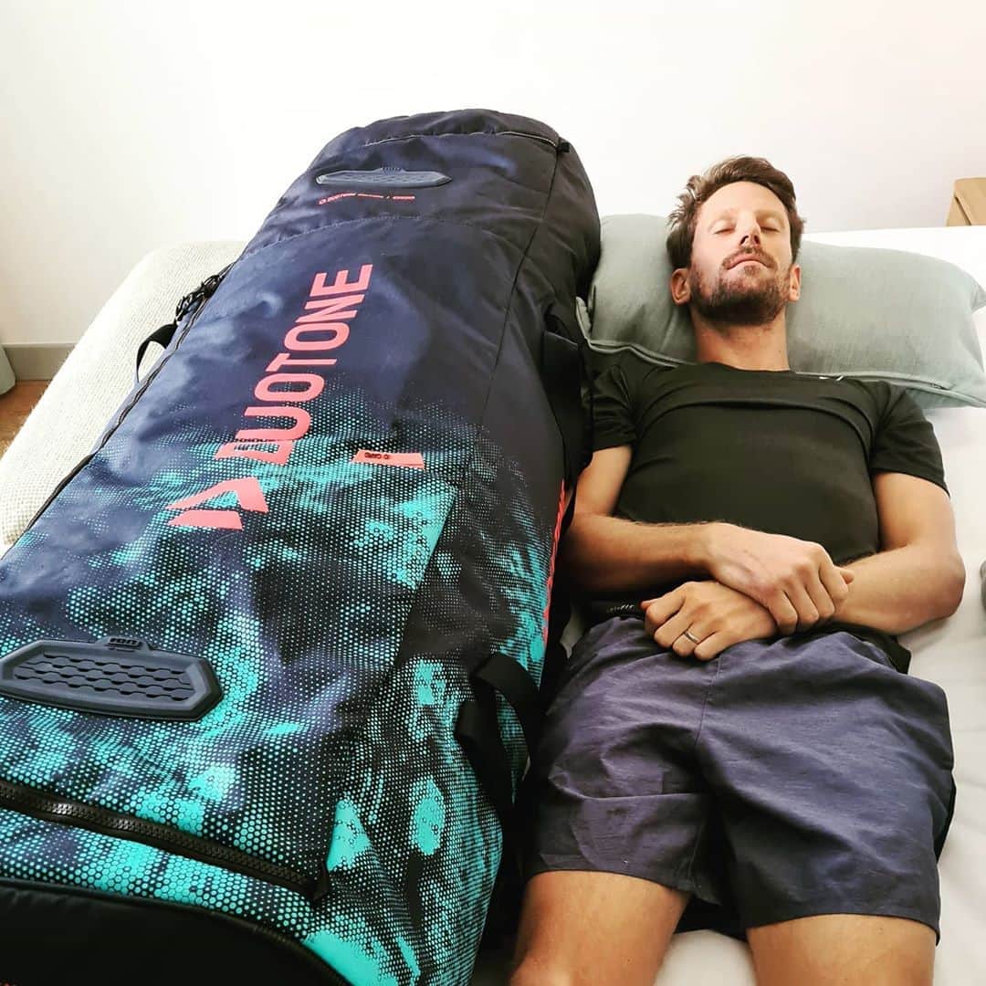 ロマン・グロージャンのインスタグラム：「Traveling light with my good friend @duotone.kiteboarding 🤣🤣🤣 #r8g #hooked #kitesurf #martinhal @martinhal」