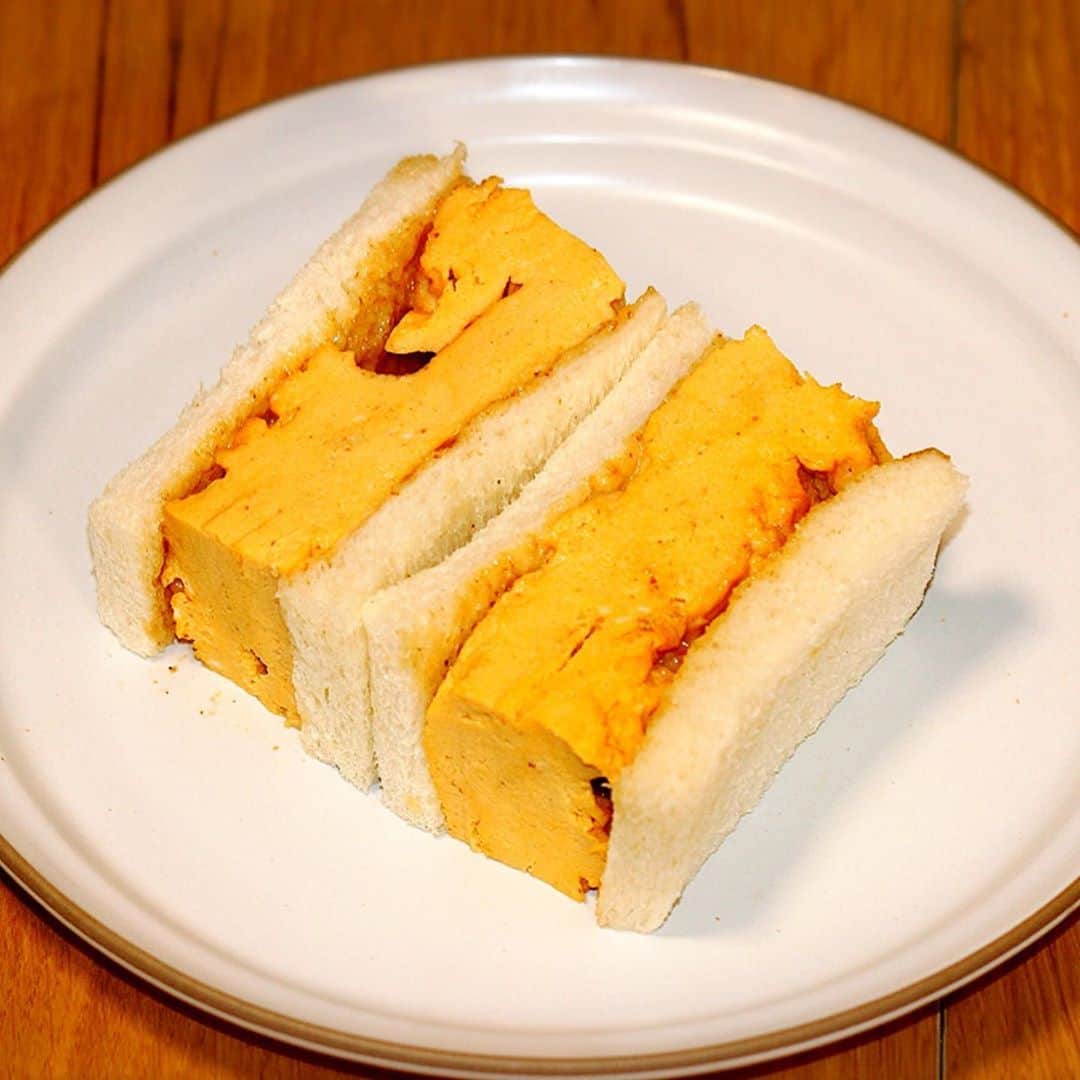 川島章良さんのインスタグラム写真 - (川島章良Instagram)「. . . 今回作ったのは『厚焼きだし玉子サンド』です。  出汁たっぷりな厚焼きだし玉子サンドです。  レンジでチンしてできちゃうので簡単ですよ。  冷めてもより美味しくなってまして、なぜだかかわからないですが  旨味だしですよ。  材料 ・卵　4個 ・だしパック　1パック ・砂糖小さじ1 ・水  大さじ3 ・マヨネーズ　大さじ１ ・マヨネーズ　大さじ１ ・だしパック　小さじ１  作り方はYouTubeのかわだしクッキングを観てください。 宜しくですー。  #かわだしクッキング  #厚焼き玉子サンド  #厚焼き玉子  #だしパック #卵 #だしパック料理研究家  #サンドイッチ」10月17日 17時16分 - hannyakawashima