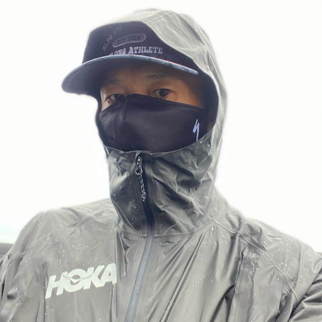 のインスタグラム：「#im703セントレア 雨中チェックイン完了、最早誰が誰だか分からない有様ではあるが、レース会場で湧き上がる高揚感は変わらず、渦中大変なれど開催に邁進してくれた大会関係者の皆様の思いに #感謝 も込み上がる。  ●アスリートトラッキングアプリ 各選手の通過情報はアイアンマンのアプリ「IRONMAN Tracking App」で選手のレースナンバーや名前から検索できます。GPSによって選手の現在地が示されるのではなく、各計測ラインを超えた際に選手がその計測ラインを超えた時間が更新されるようになっています。 アプリは以下からダウンロードできます。 https://www.ironman.com/app-tracking-information ●システムウェイ 以下のサイトで「個人検索」をクリックし、レースナンバーか名前を入力すると通過情報が見られます。 https://systemway.jp/20ironman   こちらとLIVEもあるそうなので、アスリートも応援も心一つにして皆んな笑顔の一日、#レース にしましょう！！ #コナチャレ #トライアスロン #アイアンマン #エンデュアライフ」